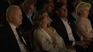 joe biden si appisola durante il concerto di andrea bocelli al g7 vicino a giorgia meloni, rishi sunak e ursula von der leyen