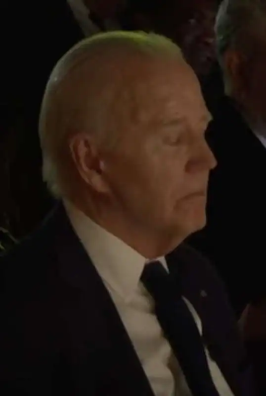 joe biden si appisola mentre canta bocelli 