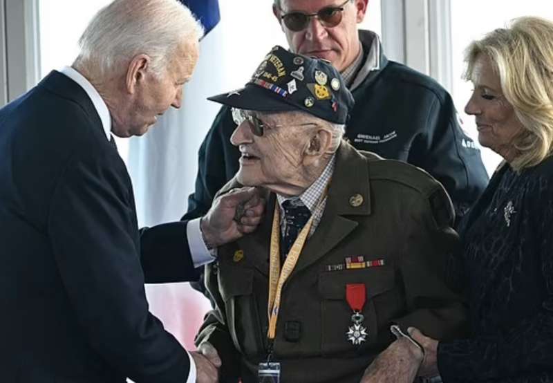 joe e jill biden con un veterano dello sbarco in normandia