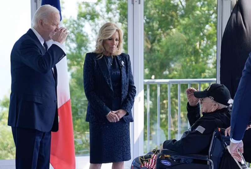 joe e jill biden con un veterano dello sbarco in normandia