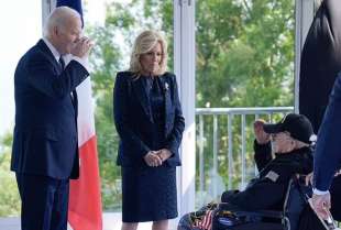 joe e jill biden con un veterano dello sbarco in normandia