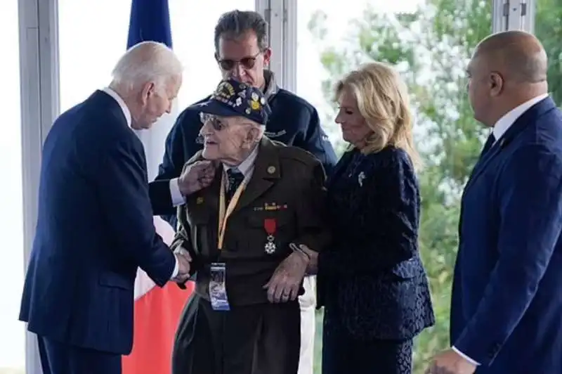 joe e jill biden con un veterano dello sbarco in normandia  2