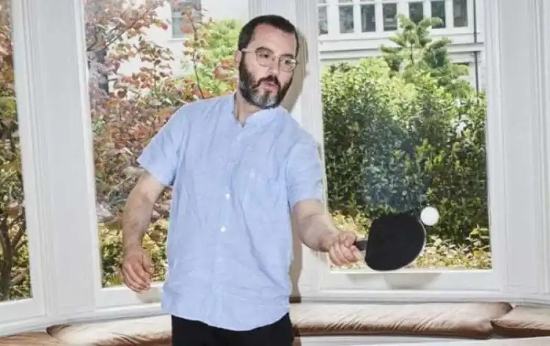 Jonathan Safran Foer gioca a ping pong nella sua casa di Brooklyn