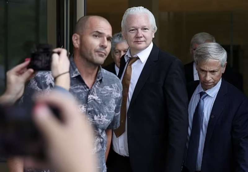 julian assange dopo il patteggiamento a saipan, nelle isole marianne 4