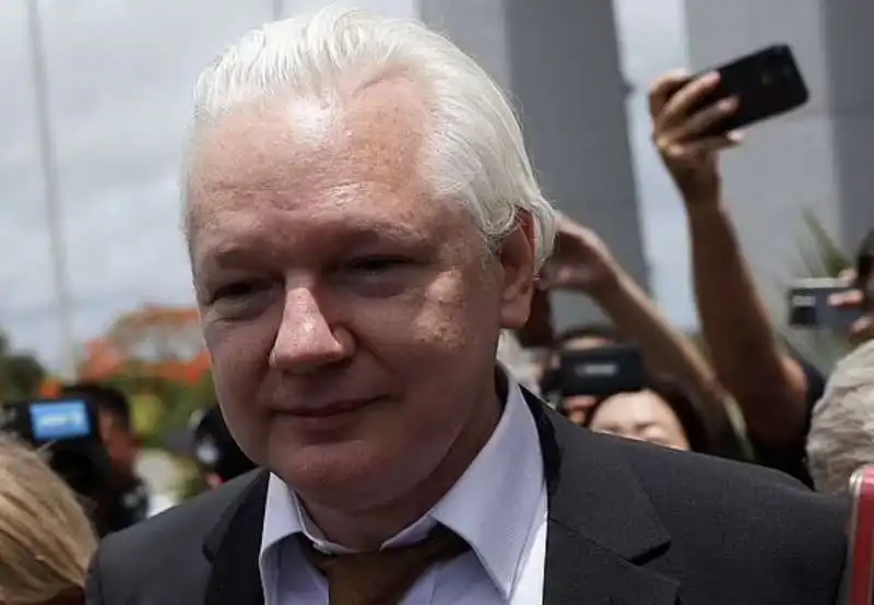 julian assange dopo il patteggiamento a saipan, nelle isole marianne   5