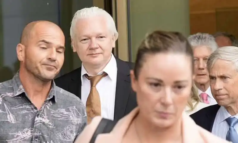 julian assange dopo il patteggiamento a saipan, nelle isole marianne   7