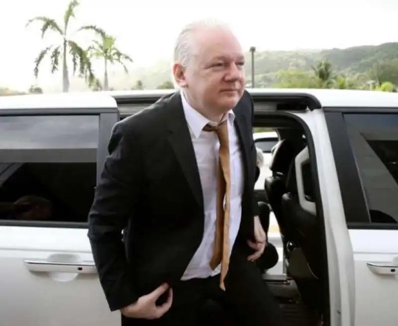 julian assange entra nel tribunale di Saipan