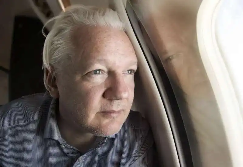 JULIAN ASSANGE IN AEREO 