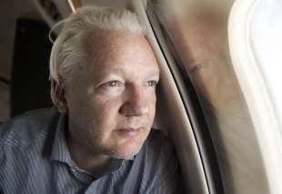 JULIAN ASSANGE IN AEREO