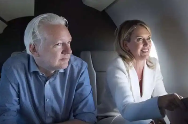 julian e stella assange in aereo