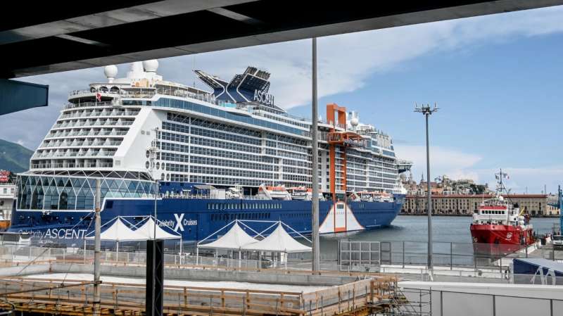 la nave sea eye 4 ormeggiata accanto alla celebrity ascent