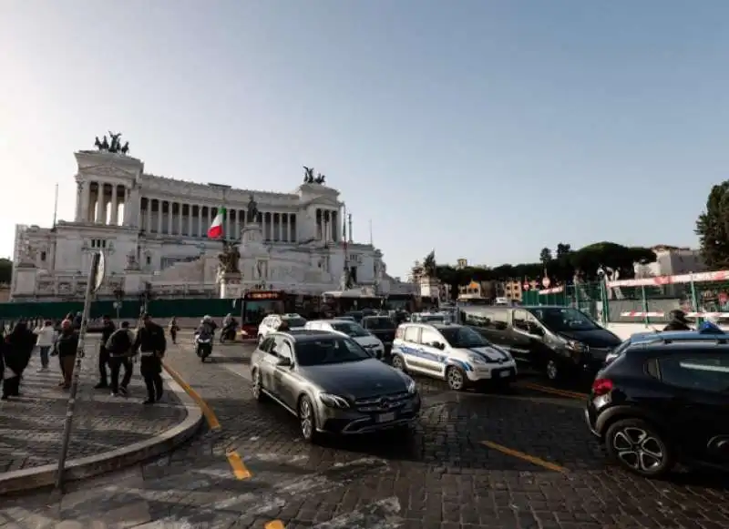 LAVORI E TRAFFICO PIAZZA VENEZIA - ALTARE DELLA PATRIA

