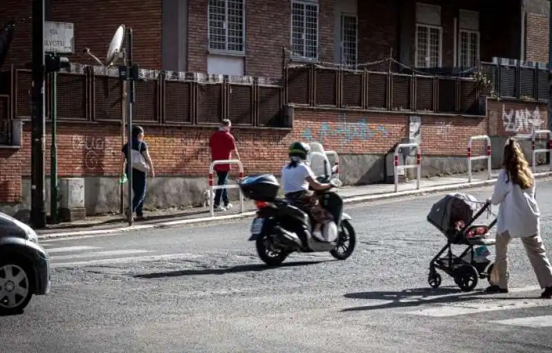 le strisce pedonali sulle quali sono state travolte nonna e nipotina a roma 1