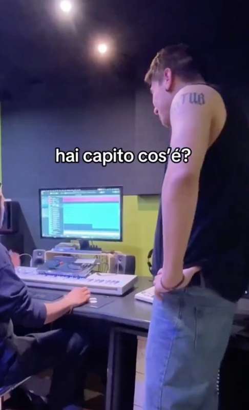 malia registra canzone mentre fa sesso 3