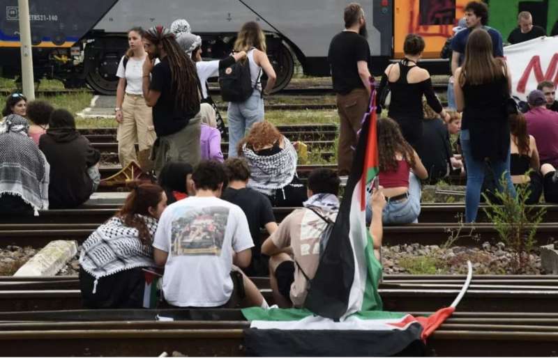 manifestanti pro palestina occupano la stazione di torino 1