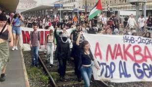 manifestanti pro palestina occupano la stazione di torino 2