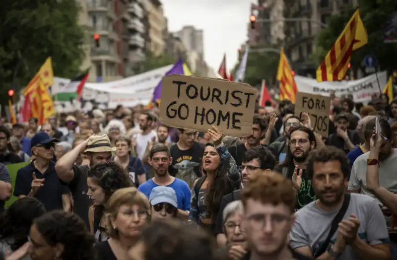 manifestazione contro i turisti a barcellona 1