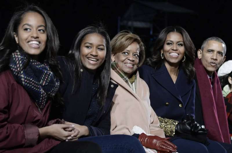 marian robinson con la famiglia obama 1