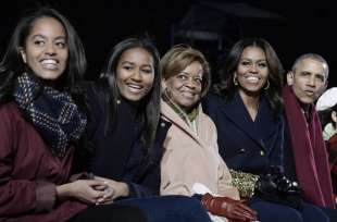 marian robinson con la famiglia obama 1