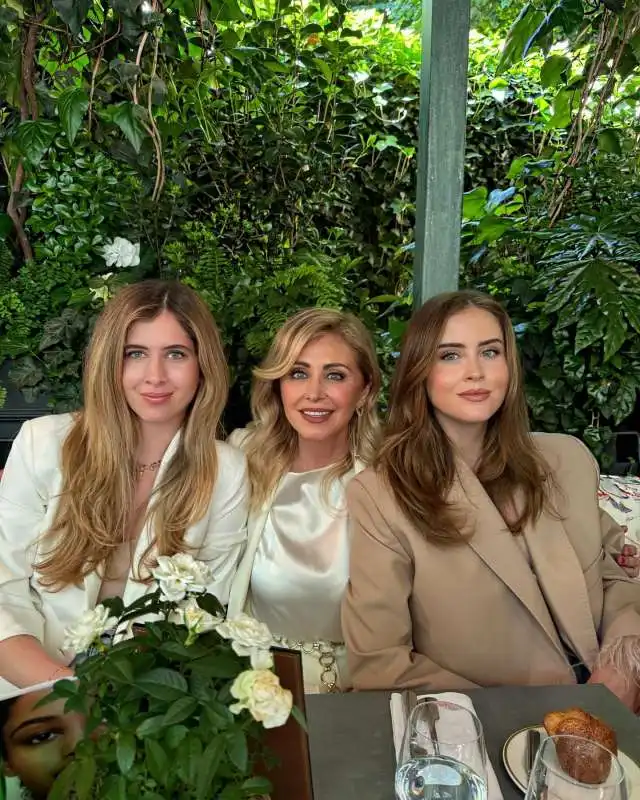 marina di guardo tra le figlie francesca e valentina ferragni 