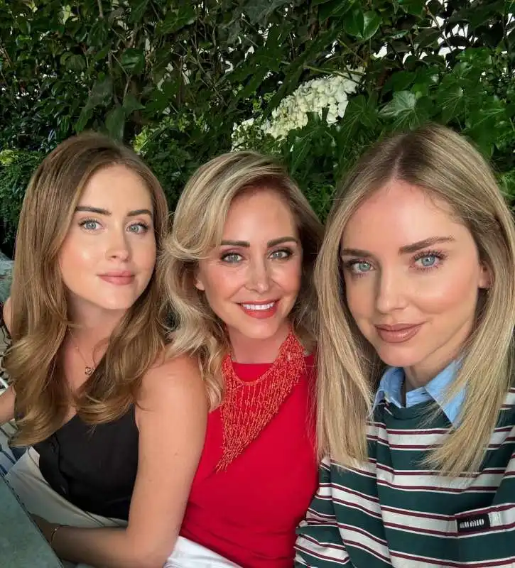 marina di guardo tra le figlie valentina e chiara ferragni 