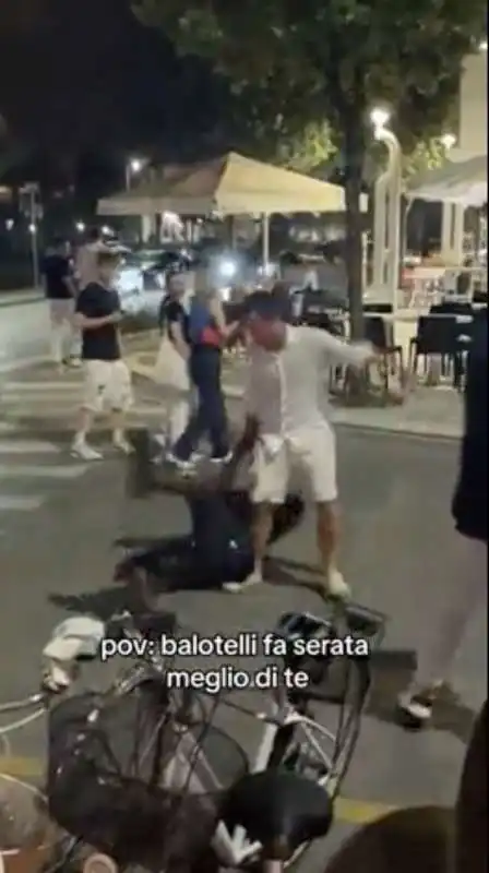 mario balotelli barcolla e cade in strada a lignano pineta 3