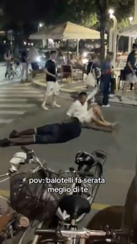 mario balotelli barcolla e cade in strada a lignano pineta 5