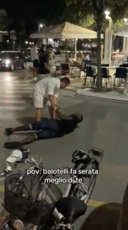 mario balotelli barcolla e cade in strada a lignano pineta 7