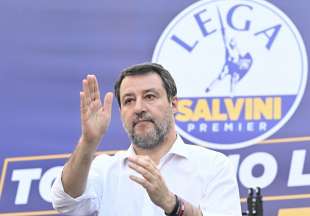 matteo salvini comizio a piazza santi apostoli roma