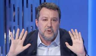 matteo salvini con l orzaiolo a otto e mezzo 2