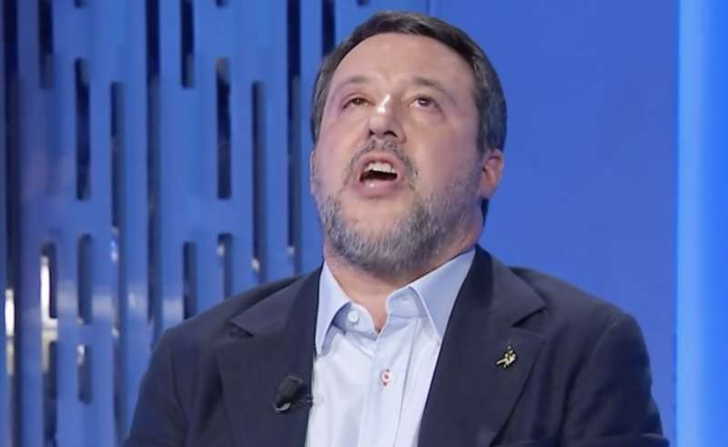 matteo salvini con l orzaiolo a otto e mezzo 3