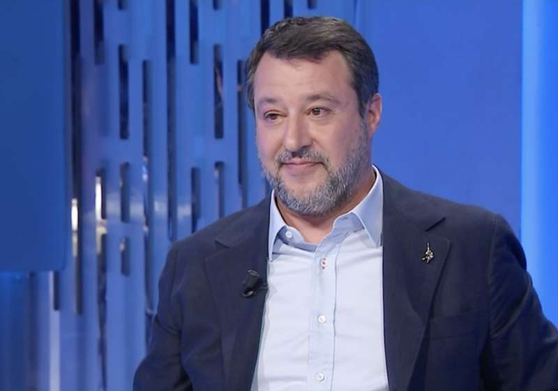 matteo salvini con l orzaiolo a otto e mezzo 5