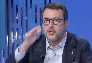 matteo salvini con l orzaiolo a otto e mezzo 7