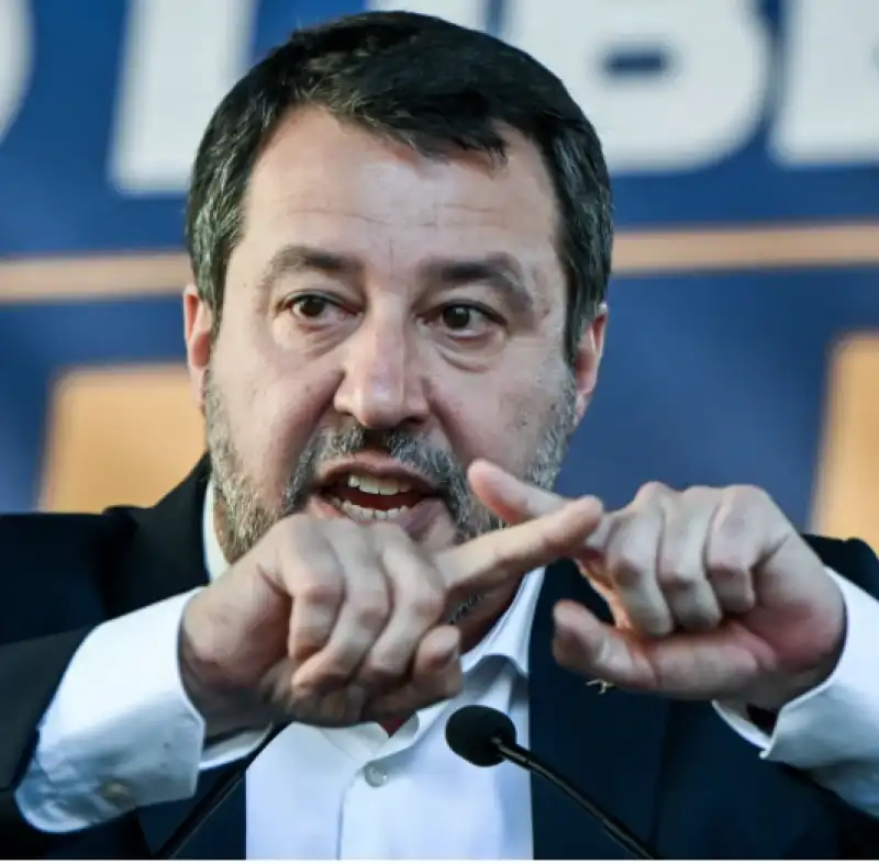 MATTEO SALVINI FA IL SEGNO DELLA DECIMA