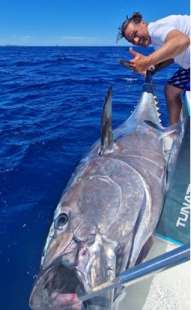 mattia giovannini prende tonno rosso da 220 chili a santa teresa gallura 3