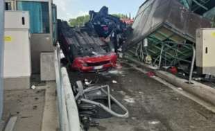 maxi incidente al casello di rosignano livorno 10