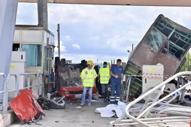 maxi incidente al casello di rosignano   livorno   2