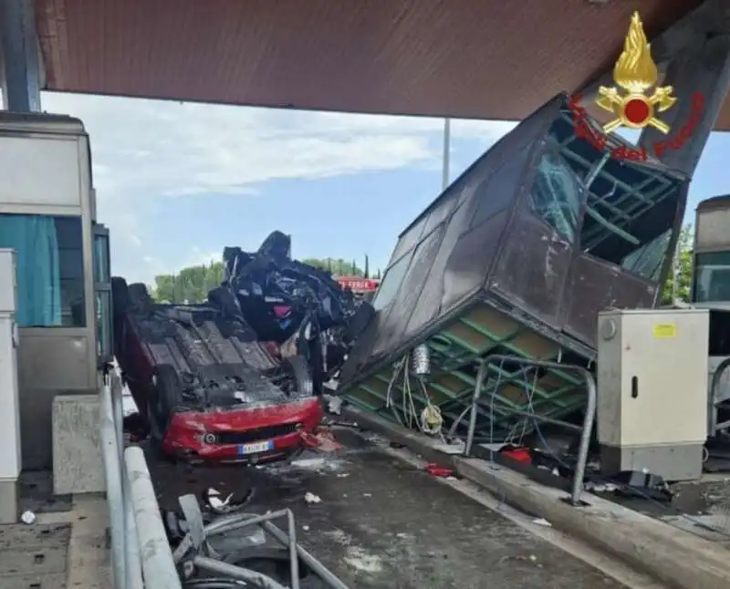 maxi incidente al casello di rosignano   livorno   9