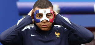 mbappe' con la maschera