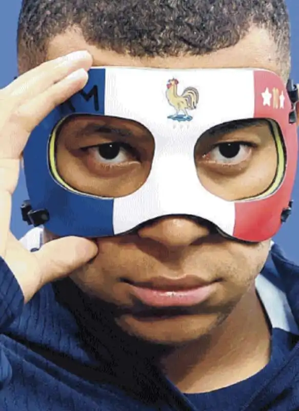 MBAPPE CON LA MASCHERA