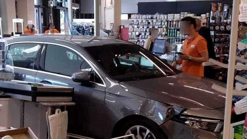 MILANO - 90ENNE PERDE IL CONTROLLO DELLA SUA AUTO ED ENTRA IN SUPERMERCATO.