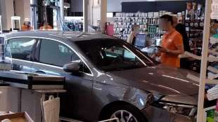 MILANO - 90ENNE PERDE IL CONTROLLO DELLA SUA AUTO ED ENTRA IN SUPERMERCATO.