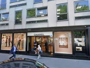 NEGOZIO CHANEL SVALIGIATO A PARIGI