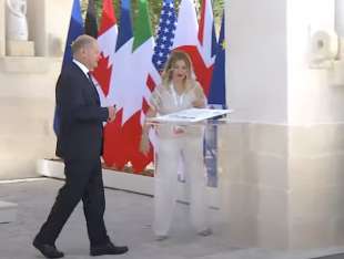 olaf scholz con patrizia scurti. g7 borgo egnazia