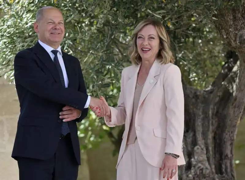   olaf scholz   giorgia meloni.     g7 borgo egnazia 