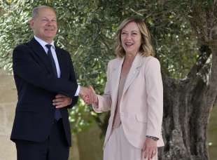 olaf scholz giorgia meloni. g7 borgo egnazia