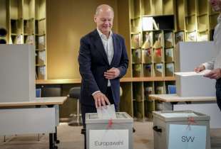 OLAF SCHOLZ VOTA PER LE ELEZIONI EUROPEE
