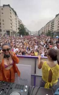 paola e chiara al pride di milano 1