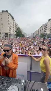 paola e chiara al pride di milano 3