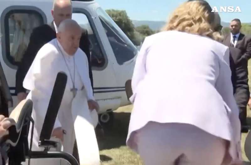 papa francesco arriva a borgo egnazia g7 borgo egnazia